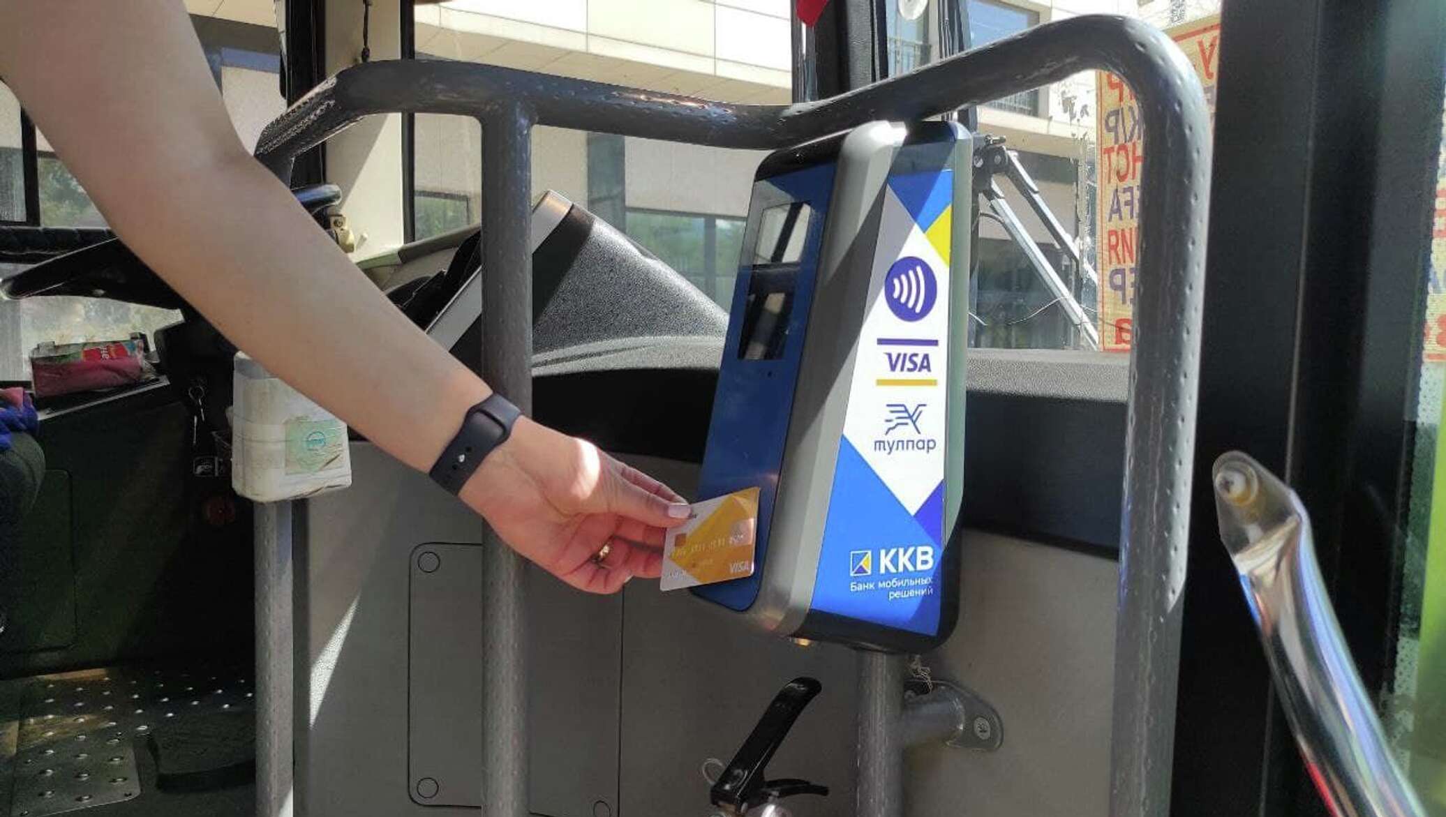 Валидатор в автобусе пермь. Как расплачиваться в троллейбусе. Штука для оплаты в автобусе. Бескондукторная оплата. Терминал оплаты в автобусе.