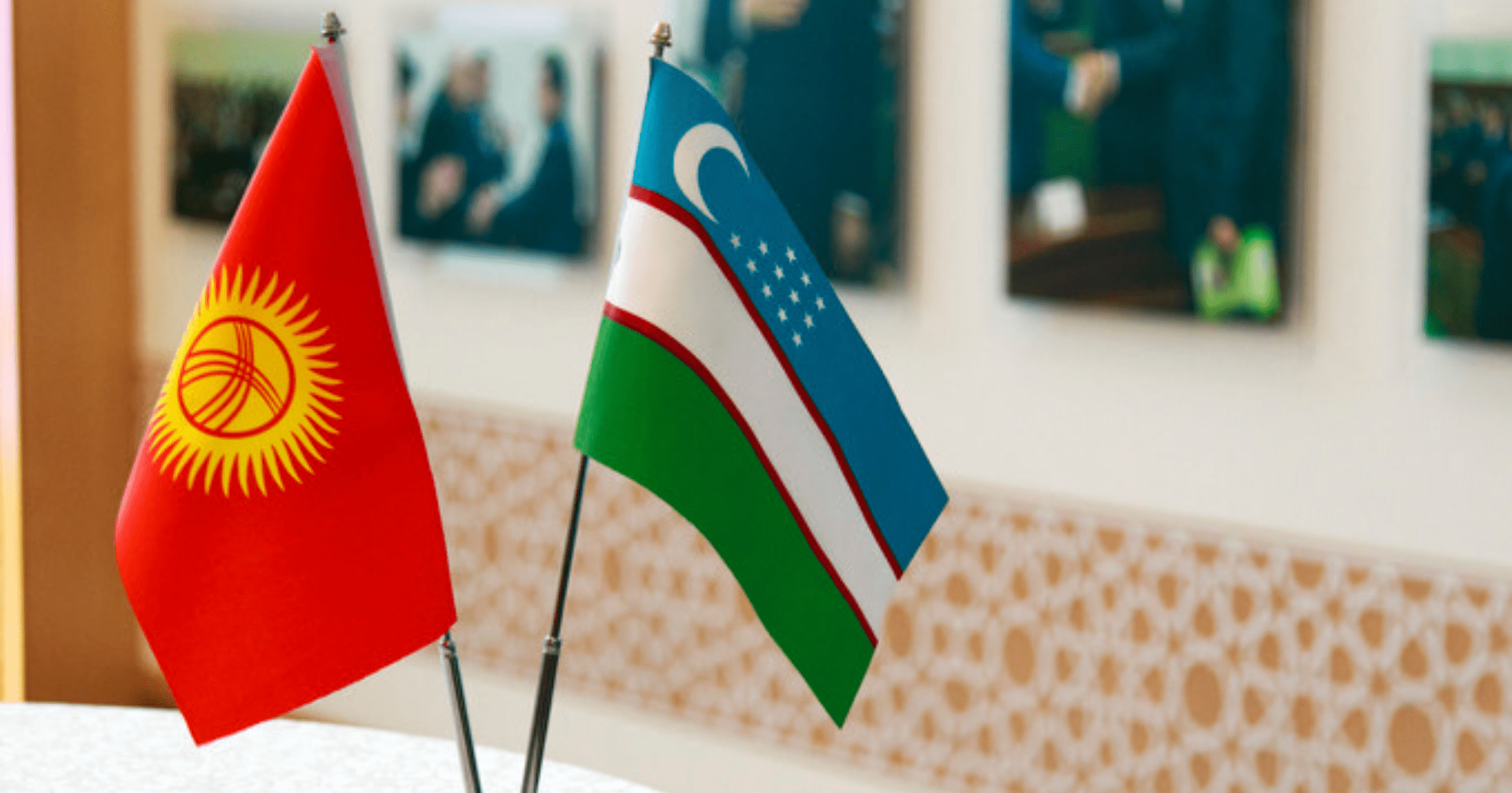 Uzbekistan vs kyrgyzstan. Uzbekistan vs kyrgyzstan. Узбекистан киргизия флаг дружба. Флаг киргизии и узбекистана. Киргиз флаг и узбекистон.