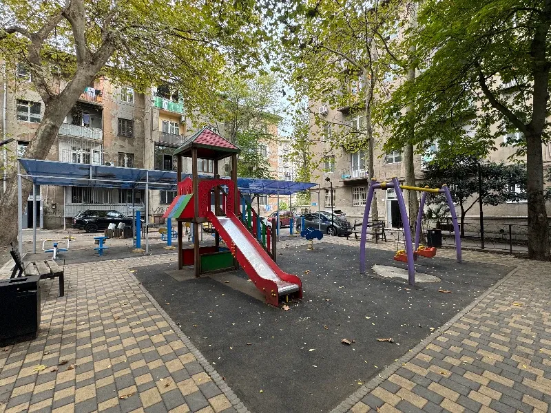 რომან აბრამიშვილის მოწყობილი სკვერი თბილისში, ბერი გაბრიელ სალოსის 37-ის მიმდებარედ 