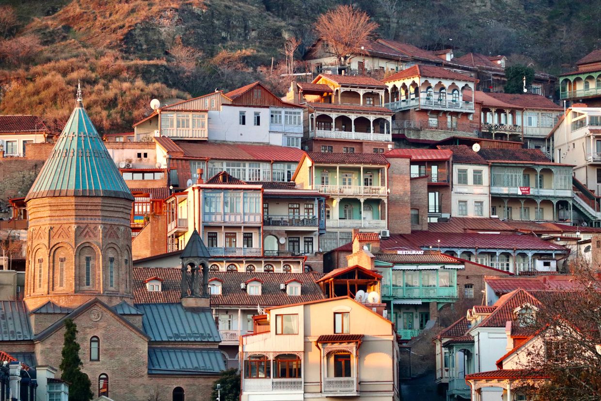 Как война в Иране наносит удар по туристической индустрии Грузии