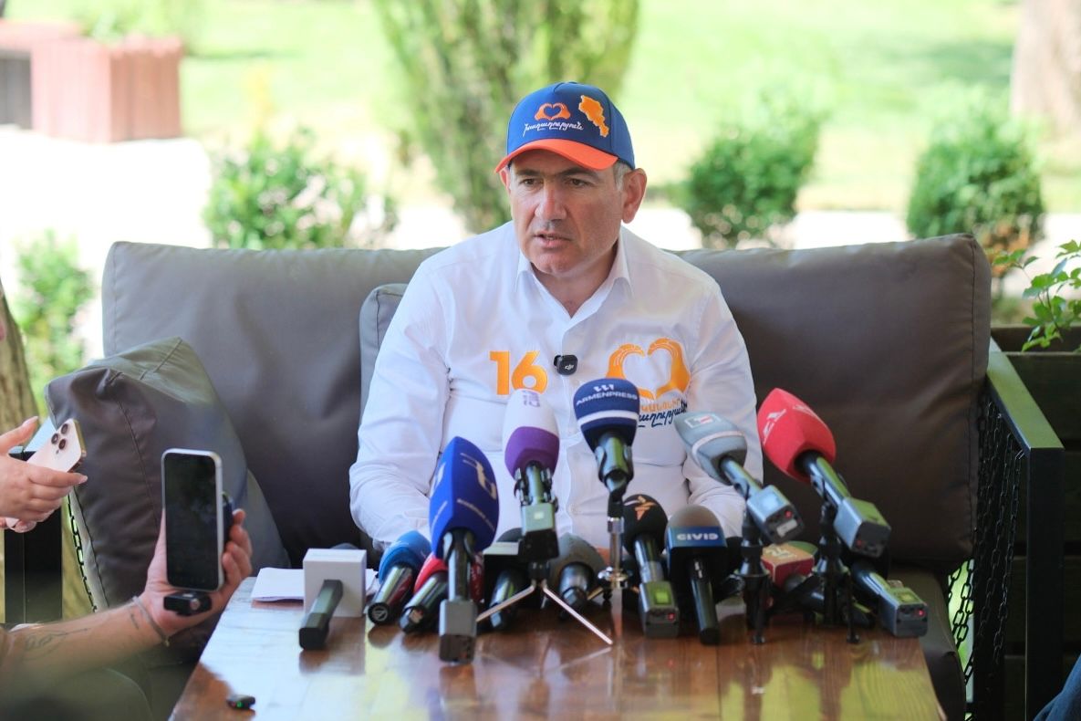 Pashinyan orders dismissal of four school principals for letting teachers and students attend Civil Contract rally