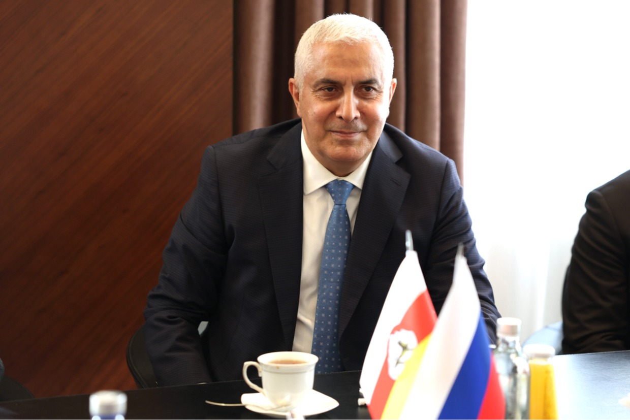 მარატ კამბოლოვი პეტერბურგში, 2026 წლის ივლისში. ოფიციალური ფოტო