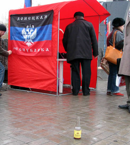 ДООО "Донецкая республика" в 2006 году собирает подписи за референдум о создании Донецкой федерации. Фото - "Новости Донбасса"