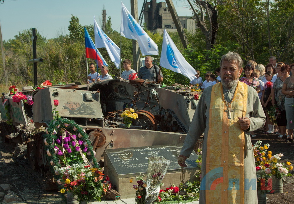 В селе Новопавловка обошлись без постамента. Фото ЛуганскИнформЦентр