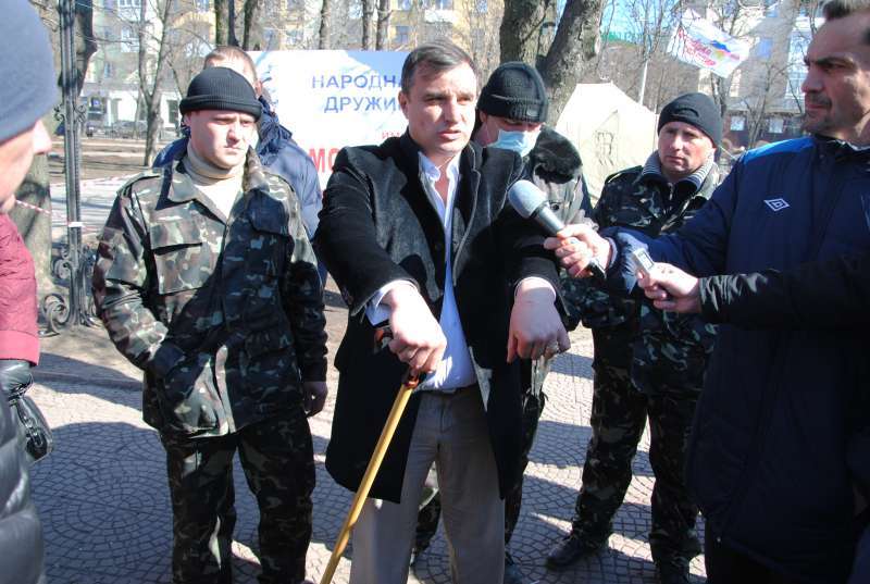 Клинчаев и палатка «Молодой гвардии» у Луганской ОГА во время «Русской весны»