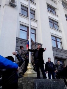 Клинчаев поднимает флаг РФ у Луганской ОГА