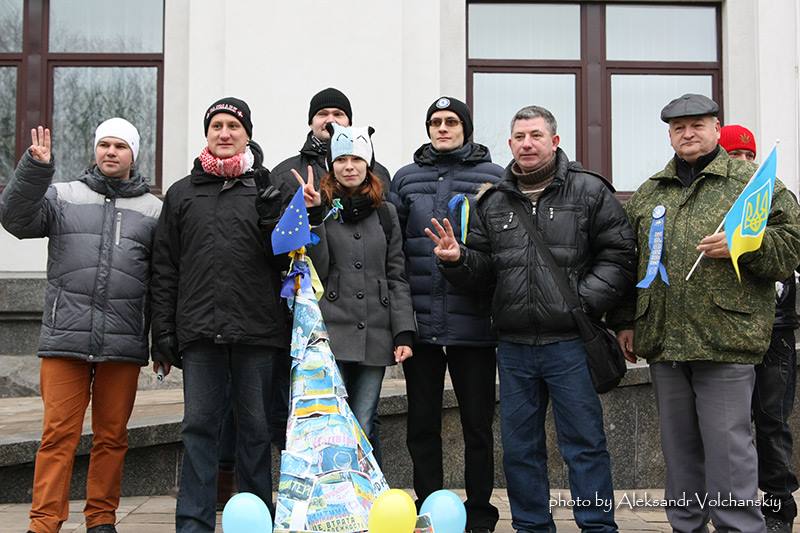 Луганский Евромайдан пришел с «евроелкой» к областной госадминистрации. 29 декабря 2013 года. Алексей Бритюк второй справа. Фото Александра Волчанского