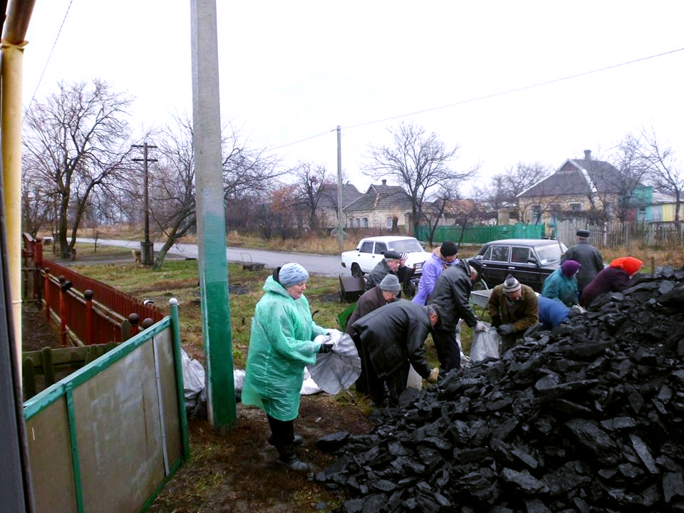 Дрова и уголь - единственная возможность для жителей прифронтовых городов пережить зиму