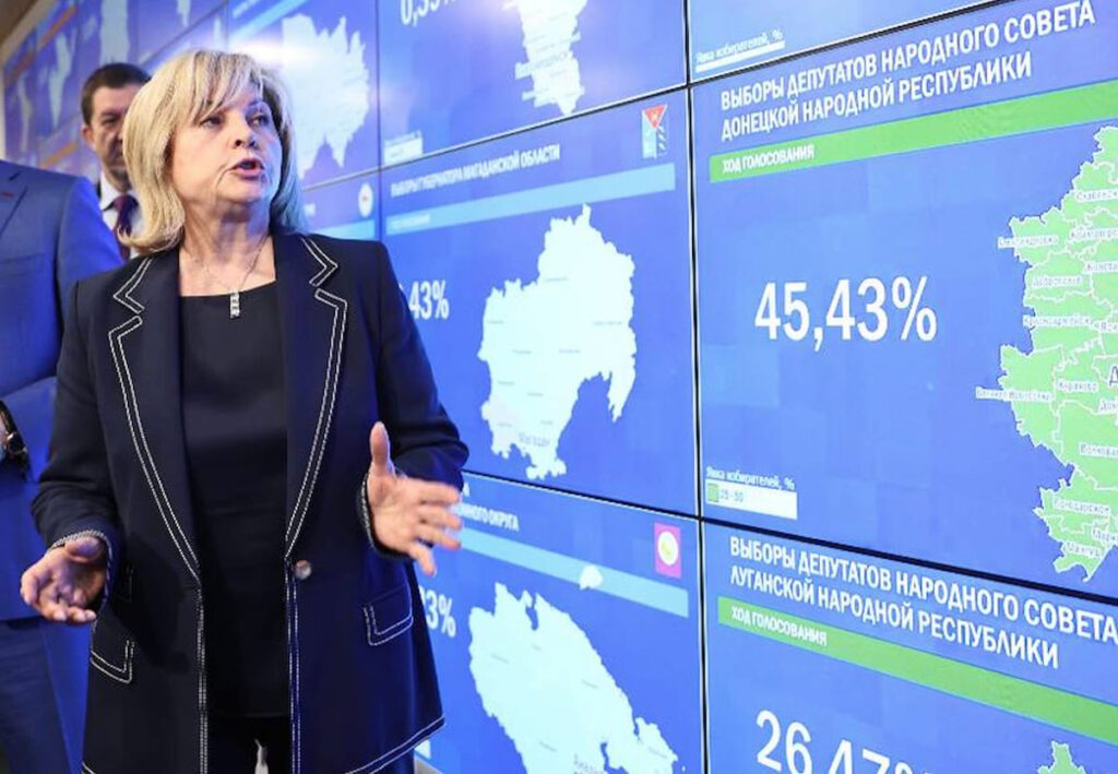 Голова ЦВК РФ Елла Памфілова перед моніторами, на яких показана явка виборців під час "виборів"