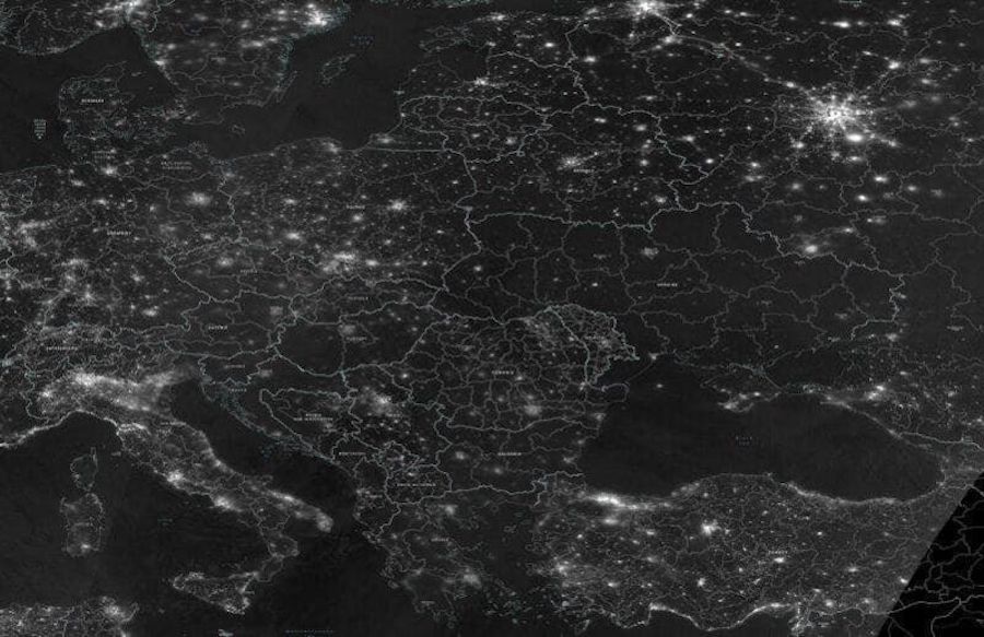Супутниковий знімок NASA, на якому Україна занурена в темряву через російський обстріл енергетичної інфраструктури.