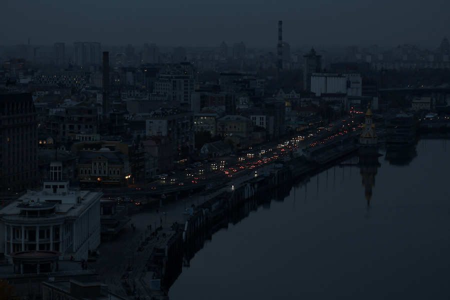 Фотографія Києва, зроблена під час блекауту. На зображенні видно відсутність світла у вікнах будівель та непрацююче вуличне освітлення.