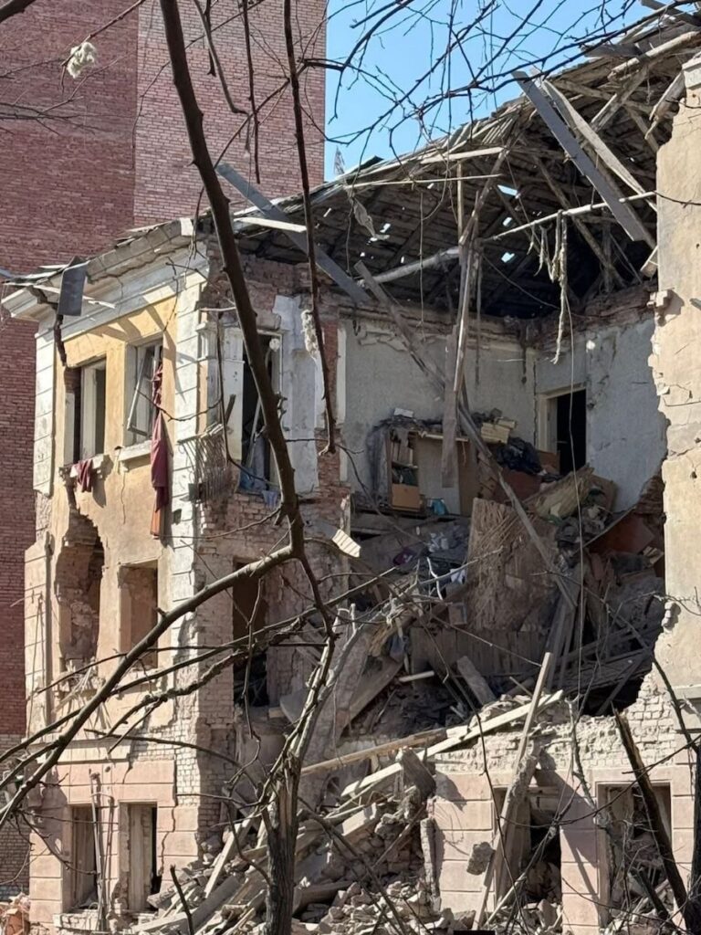 Наслідки авіаудару армії РФ по Слов'янську у вівторок, 10 березня. Фото: Слов'янська МВА.