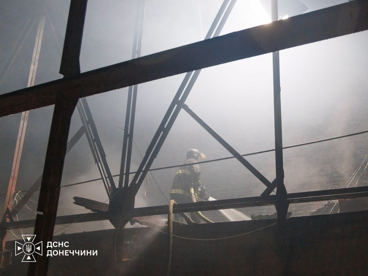 Рятувальники ДСНС гасять масштабну пожежу в будинку культури Краматорська