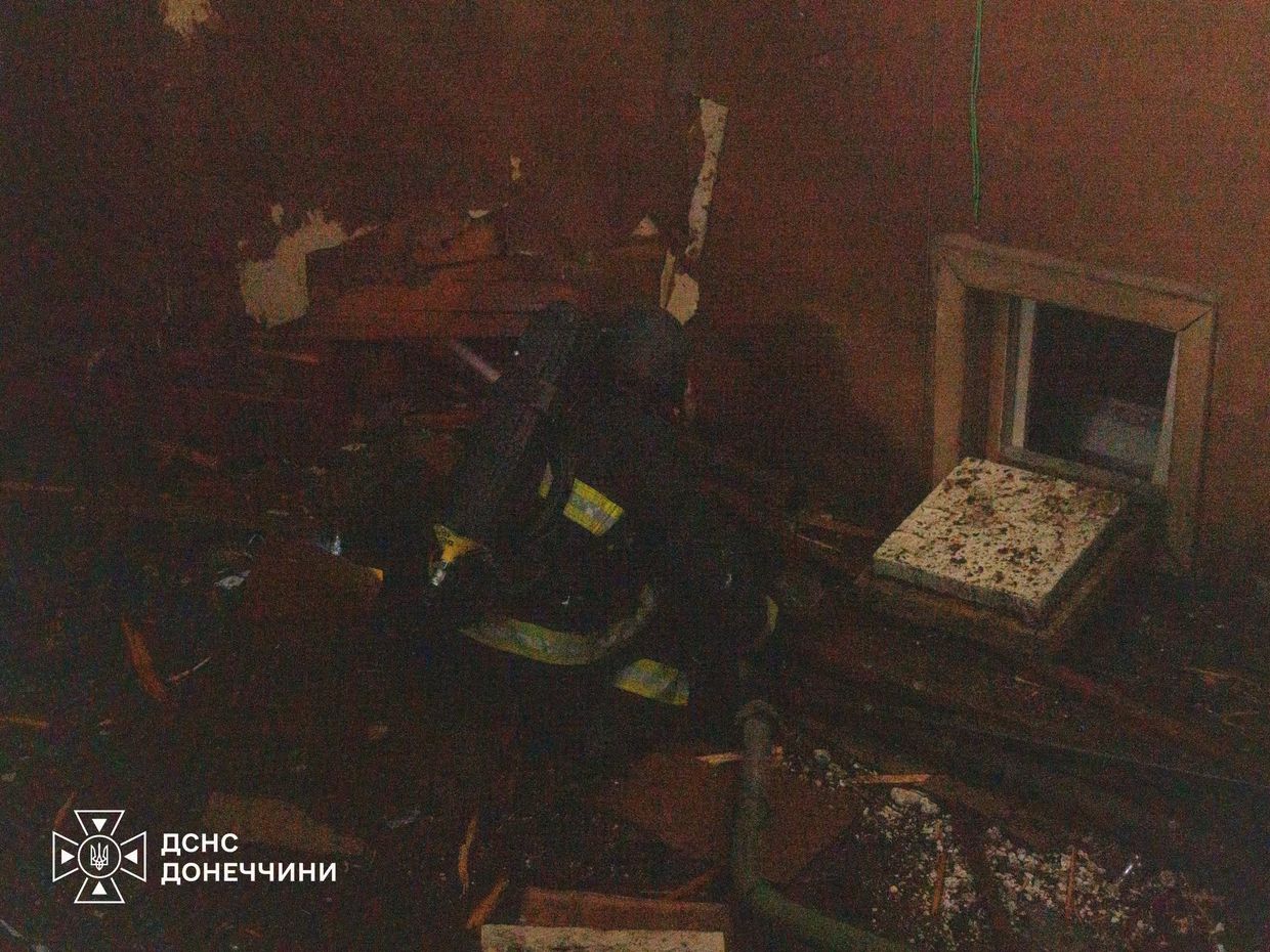 Рятувальники ДСНС гасять масштабну пожежу в будинку культури Краматорська