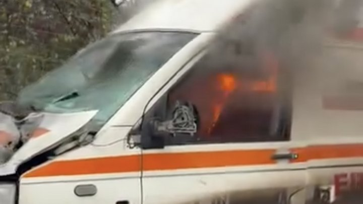 Пошкоджене евакуаційне авто волонтера Владислава Самусенка у Слов'янську