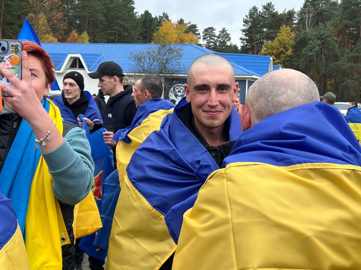 Українські військові, звільнені з російського полону під час обміну 23 жовтня