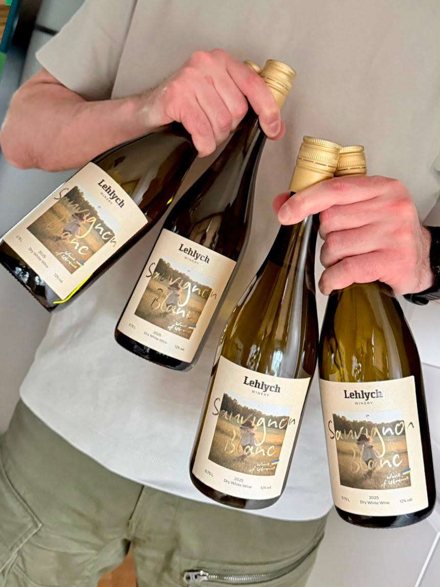 Асортимент вин Lehlych Winery у пляшках із фірмовими етикетками.