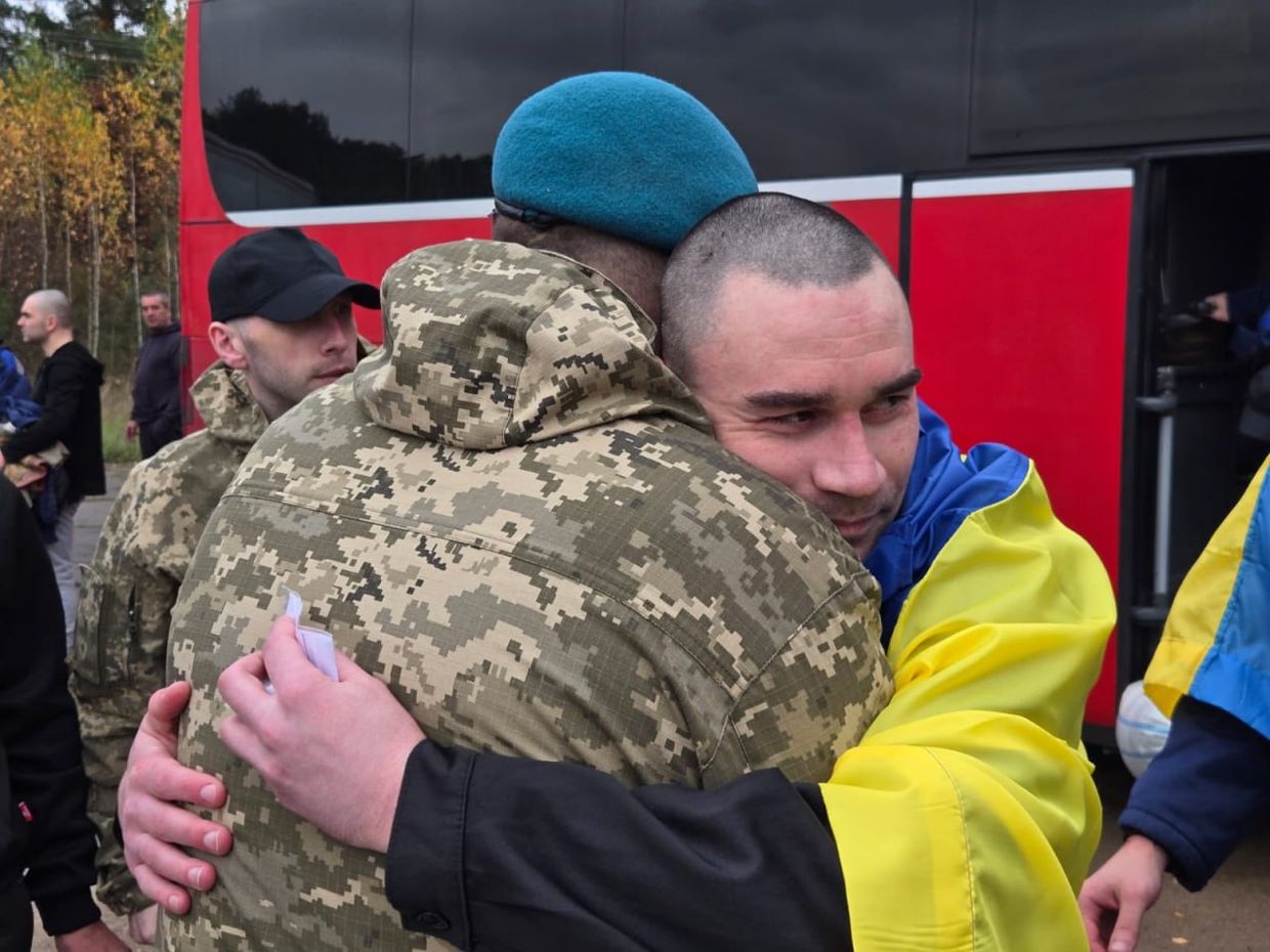 Українські військові, звільнені з російського полону під час обміну 23 жовтня