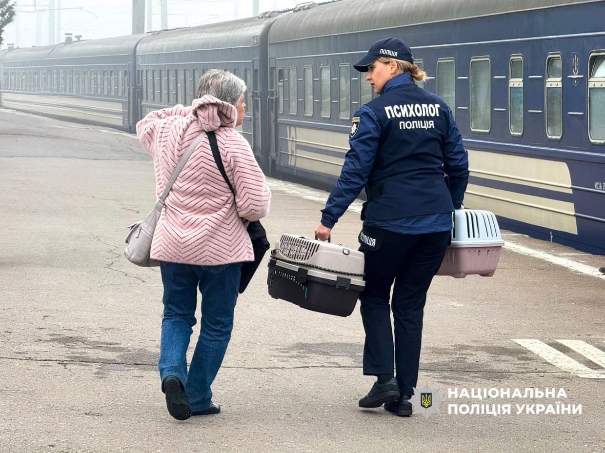 Поліцейські та рятувальники зустрічають евакуаційний потяг із Донеччини на вокзалі у Рівному