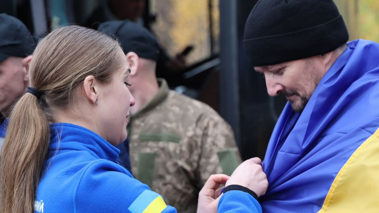 Українські військові, звільнені з російського полону під час обміну 23 жовтня