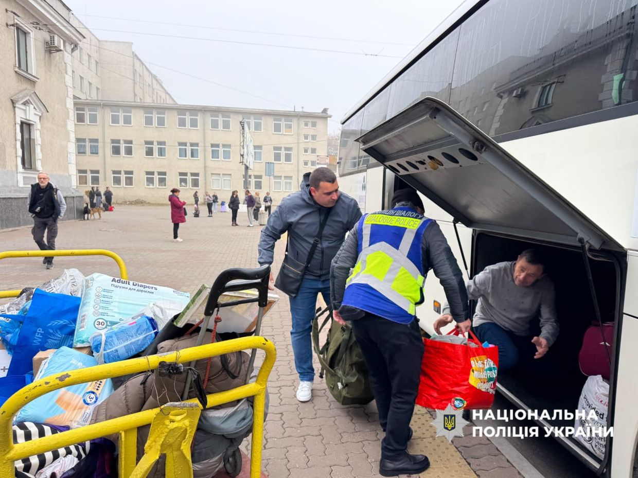 Поліцейські та рятувальники зустрічають евакуаційний потяг із Донеччини на вокзалі у Рівному