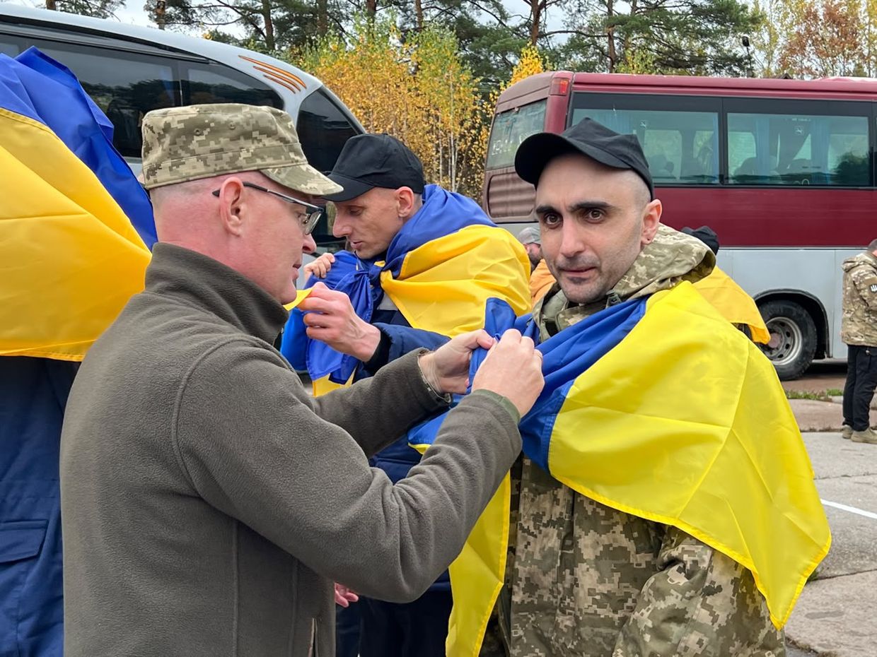 Українські військові, звільнені з російського полону під час обміну 23 жовтня