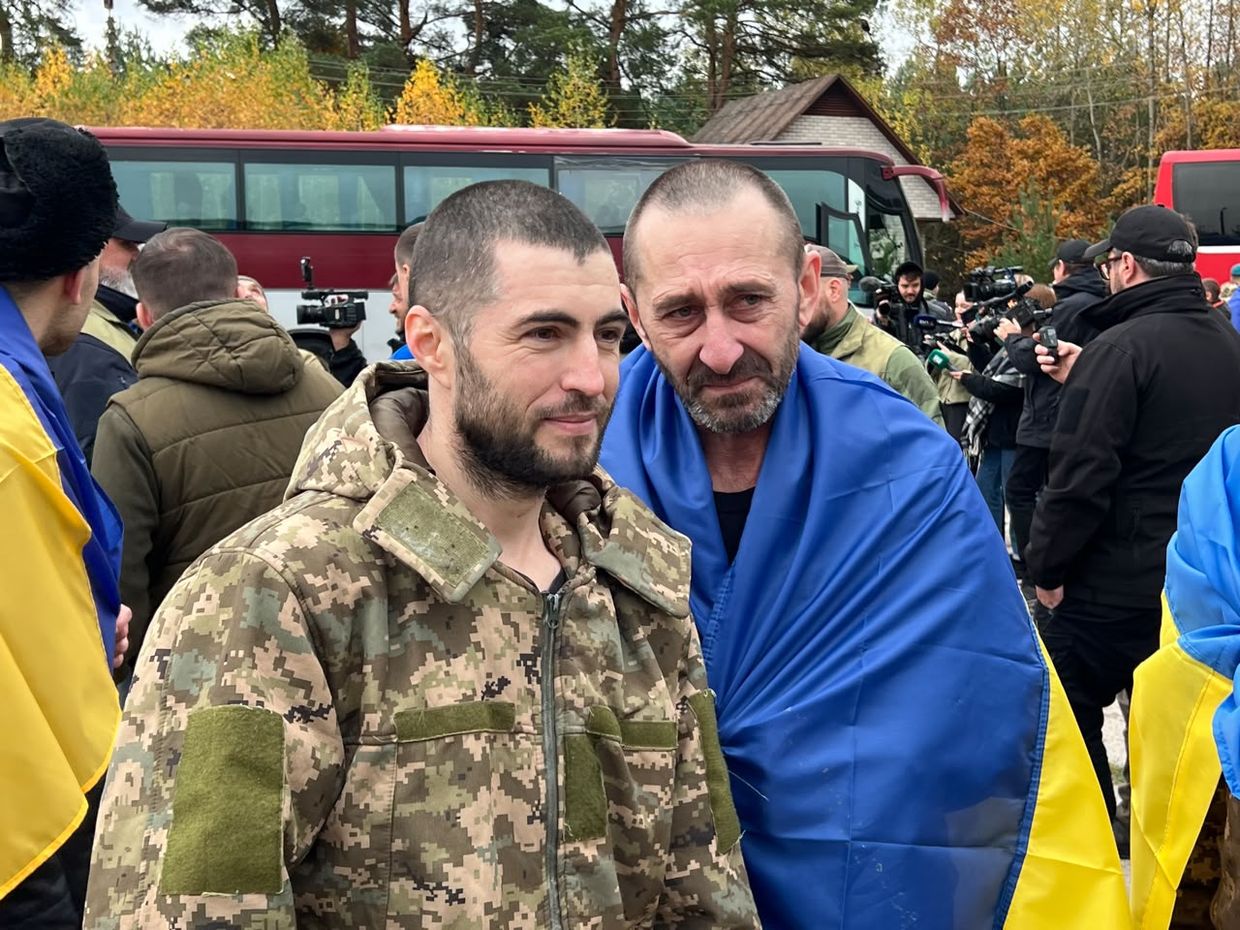 Українські військові, звільнені з російського полону під час обміну 23 жовтня