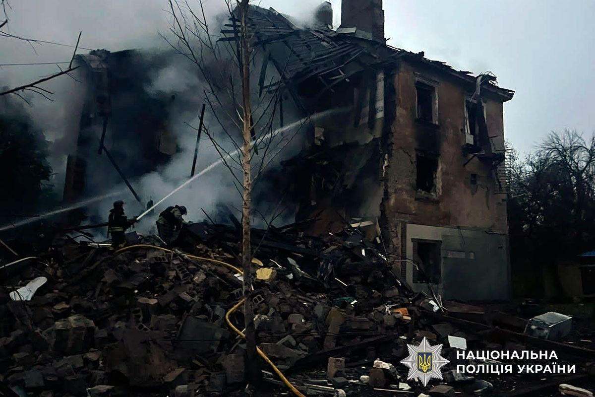 Рятувальники гасять пожежу в частково зруйнованому багатоповерховому будинку.