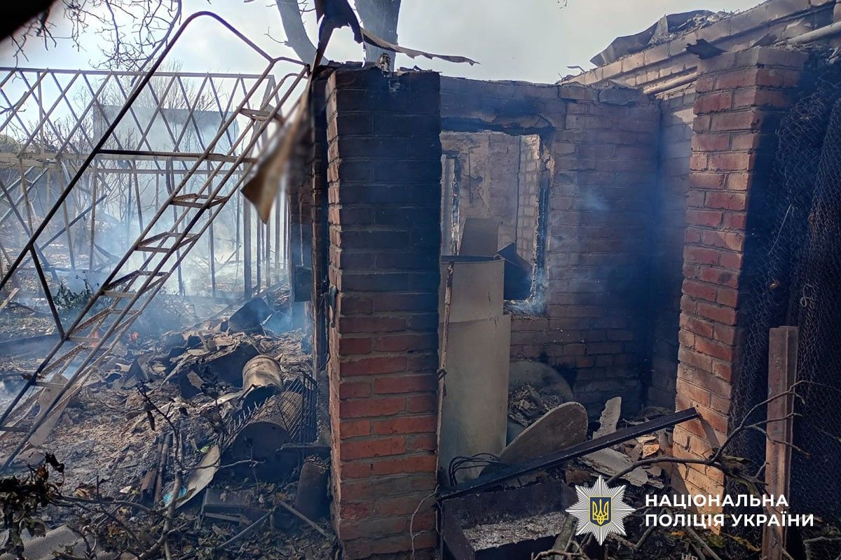 Обгорілі цегляні стіни та зруйновані конструкції будівлі після пожежі.