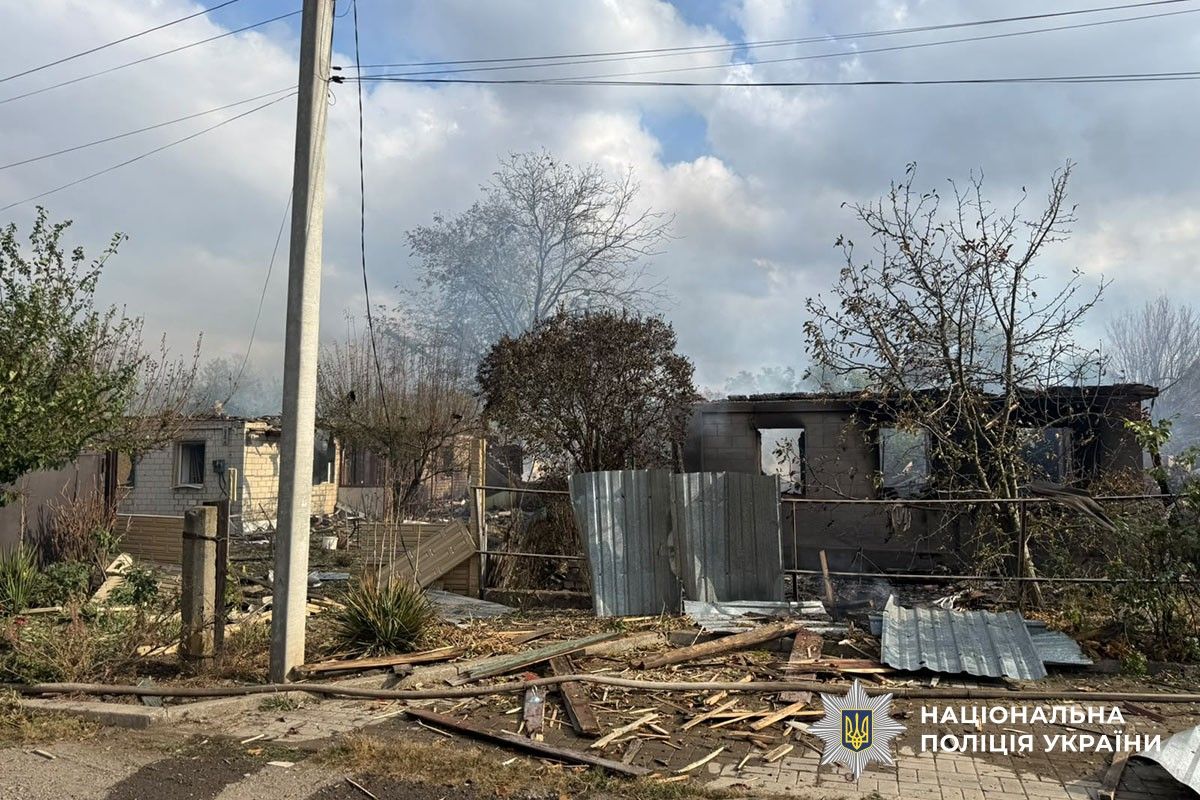 Зруйновані господарські споруди, уламки шиферу та пошкоджена огорожа біля приватних будинків.