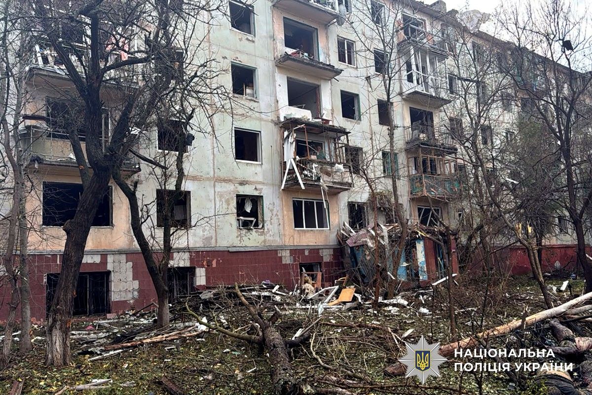 П’ятиповерховий житловий будинок із вибитими вікнами та пошкодженими балконами. На подвір’ї розкидані уламки.
