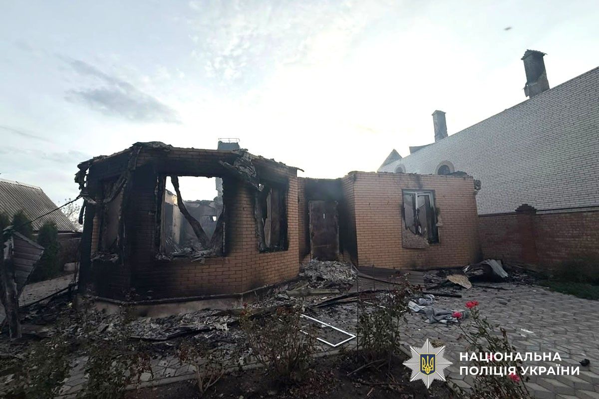 Зруйнований пожежею цегляний будинок із вигорілими вікнами та обваленим дахом.