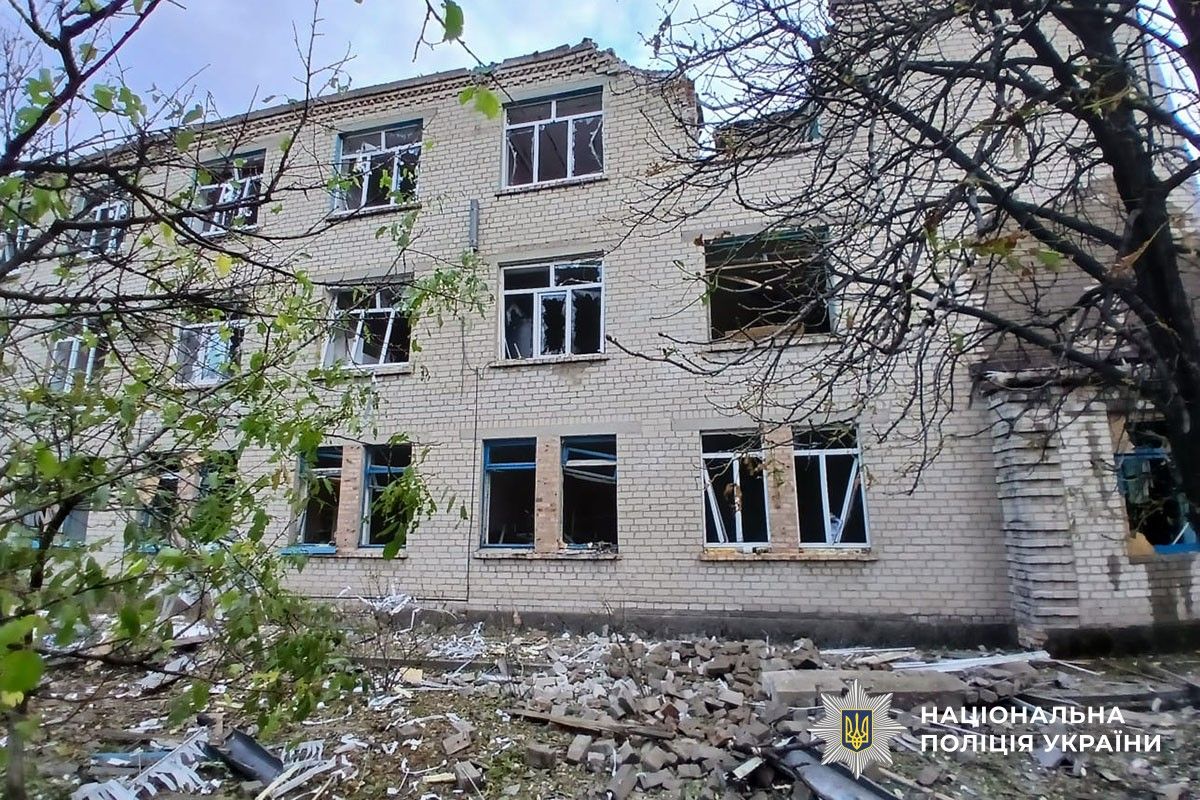 Триповерхова цегляна будівля з вибитими вікнами та пошкодженим фасадом.
