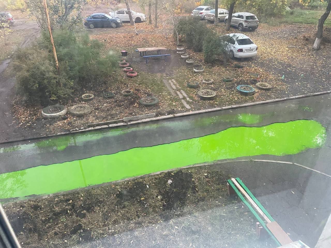 В оккупированном Донецке захватчики залили в батареи для отопления зеленую воду с химикатами. Читайте на UKR.NET